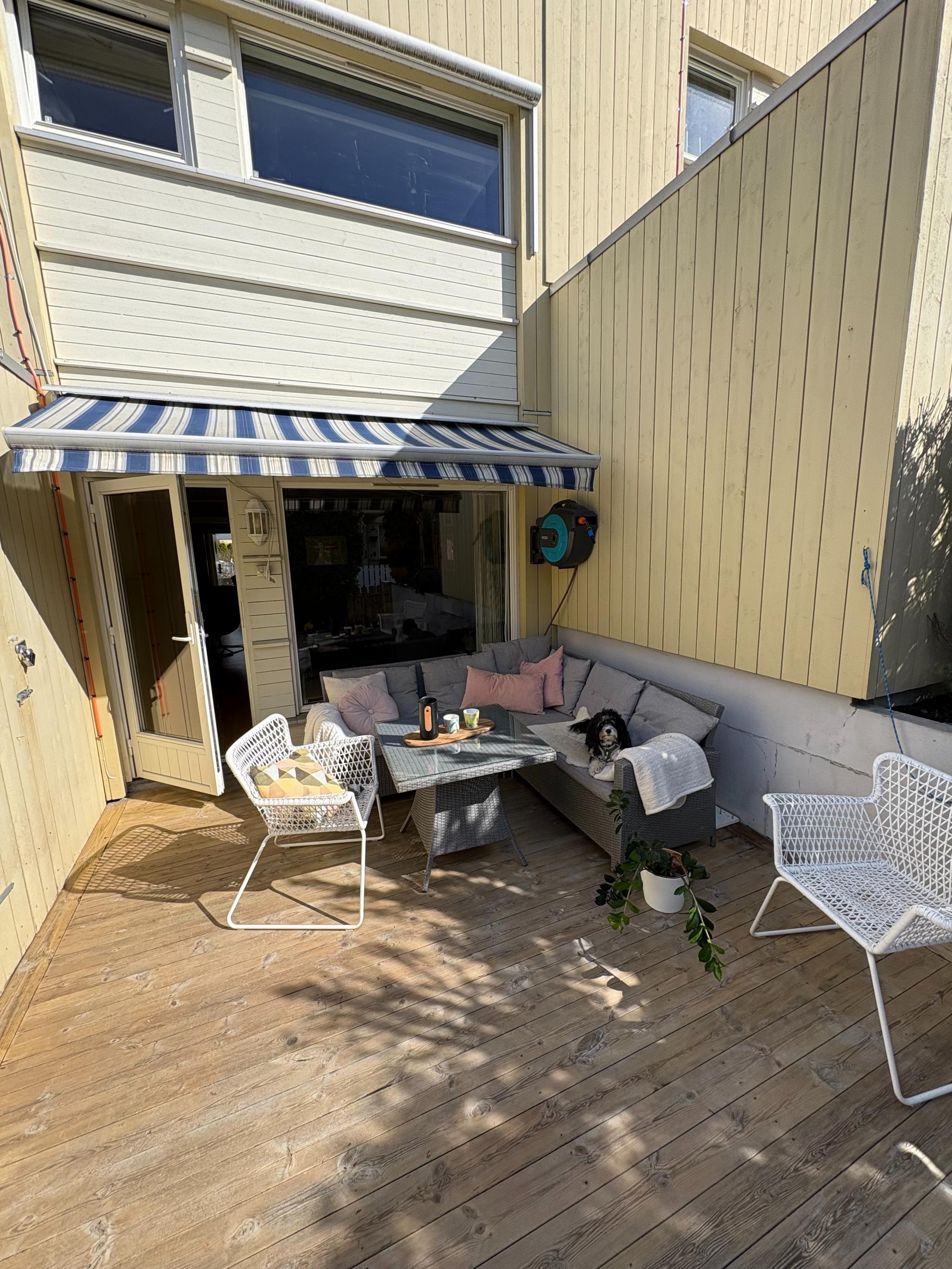 Solrik uteplass med sol hele ettermiddagen.